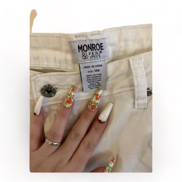 Monroe & Main White Straight Leg Jean - 18W NWOT - Picture 2 of 4